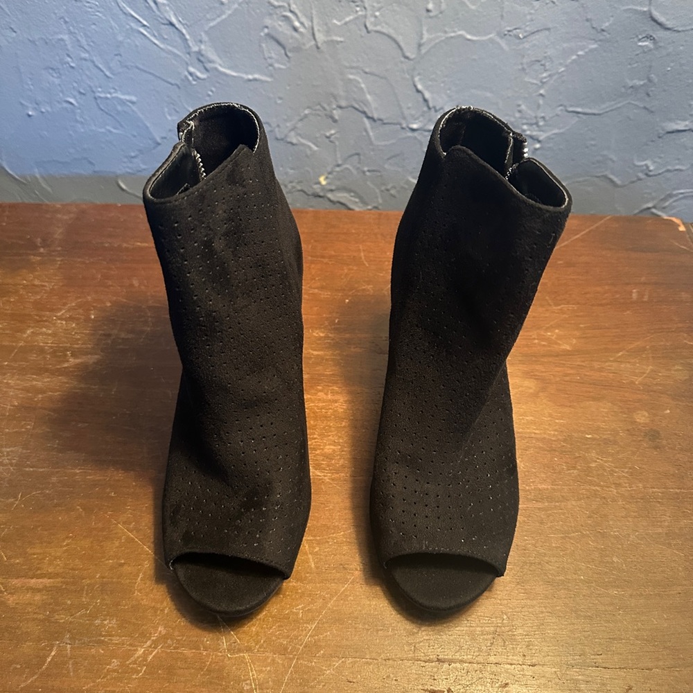 Metropolitan View Chic Black Peep-Toe Ankle Booties